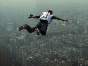 felix-baumgartner-saute-plus-haute-tour-monde